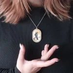 royal raven collar de madera