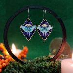 Pendientes de madera con polilla lunar sobre cielo estrellado, herrajes de acero quirúrgico