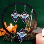 Conjunto de collar y pendientes de madera con polilla lunar sobre cielo estrellado, herrajes de acero quirúrgico