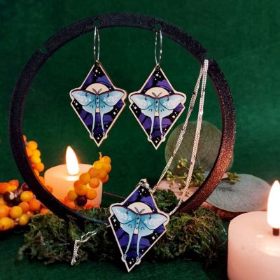 Conjunto de collar y pendientes de madera con polilla lunar sobre cielo estrellado, herrajes de acero quirúrgico