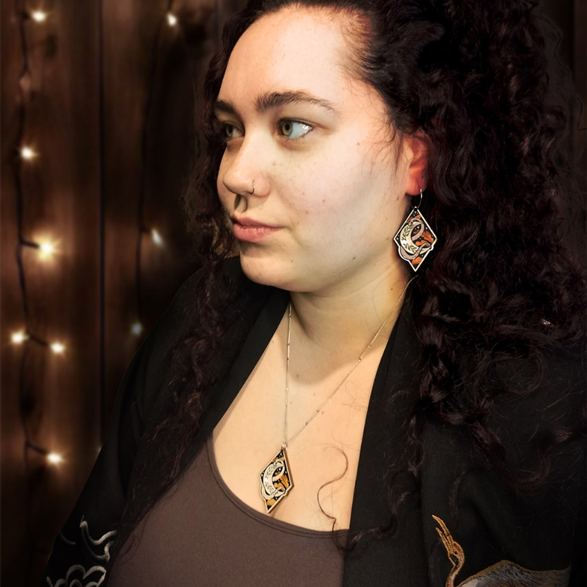 witchcraft winter blue moth collar y pendientes de madera