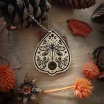 Dragonfly Green Witch amuleto madera libélula ouija acero quirúrgico - Narieleta Art