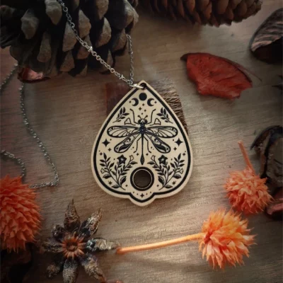 dragonfly-green-witch-amuleto-de-madera-libelula-ouija
