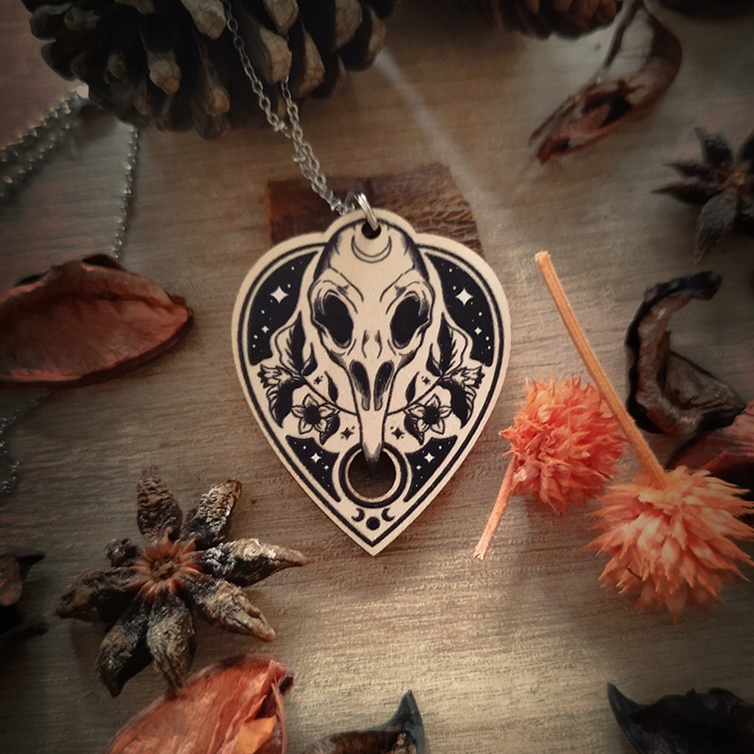 raven veiled passage witch collar y pendientes de madera