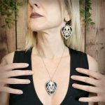 raven veiled passage witch collar y pendientes de madera