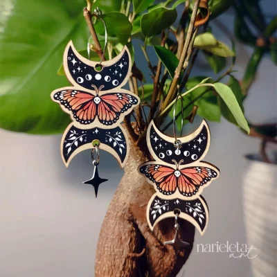 amuleto-madera-brujas-hecate-luna-mariposa
